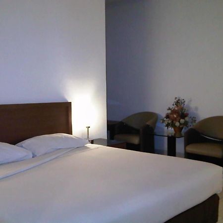 Hotel Lucky Inn Manado Esterno foto