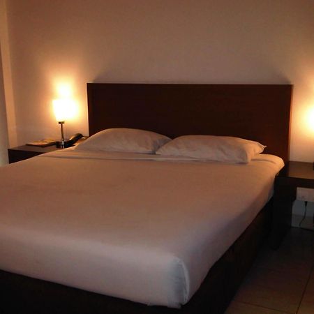 Hotel Lucky Inn Manado Esterno foto