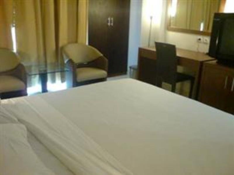 Hotel Lucky Inn Manado Esterno foto