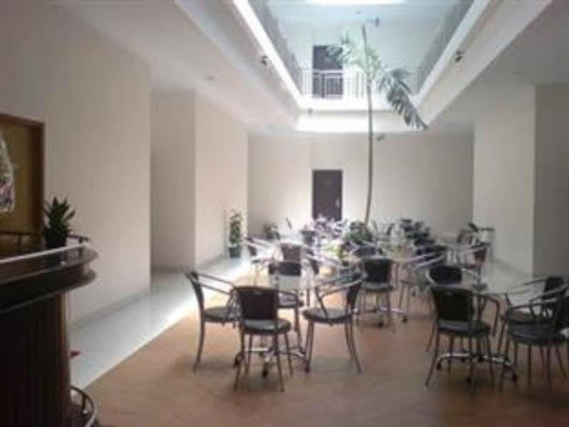 Hotel Lucky Inn Manado Esterno foto