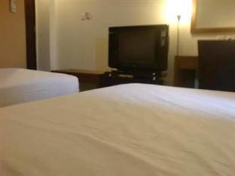 Hotel Lucky Inn Manado Esterno foto