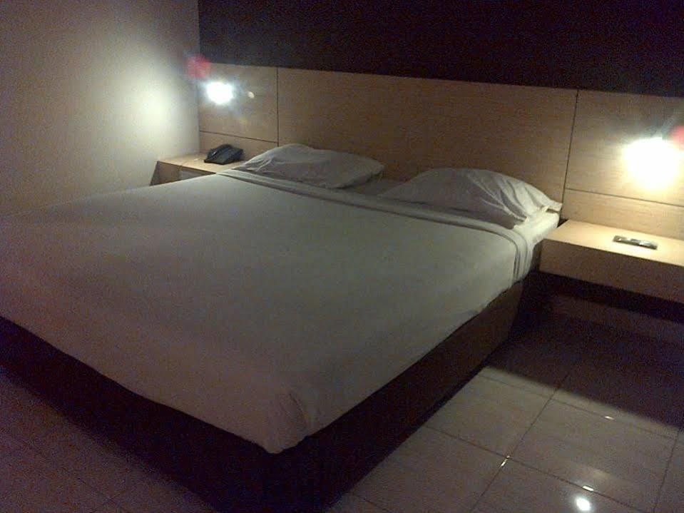 Hotel Lucky Inn Manado Esterno foto