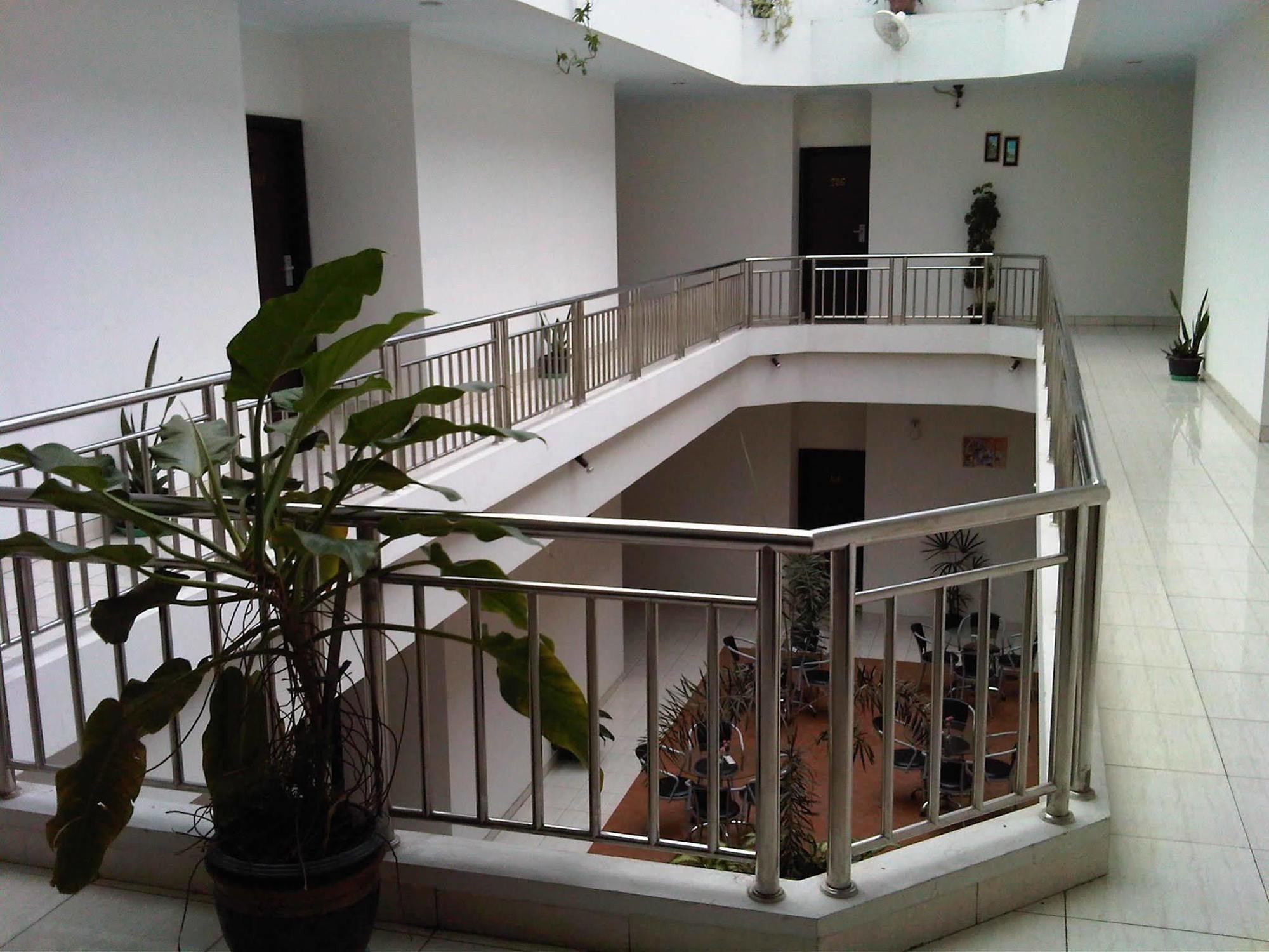 Hotel Lucky Inn Manado Esterno foto