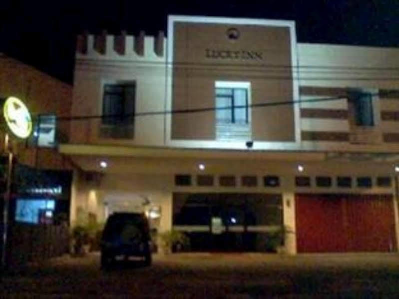 Hotel Lucky Inn Manado Esterno foto